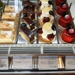 パティスリー アクイユ - 洗練された端正なデザインのプティガトーは、上品な香りやキレのある甘味、なめらかな口溶けが魅力的（その3）