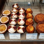 パティスリー アクイユ - レジ横にはファーブルとンやポンヌフなど、本格的なフランス伝統菓子も