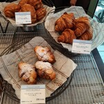 パティスリー アクイユ - レジ横には香ばしい焼き色のクロワッサンやパンオショコラ、クロワッサンアマンドなども