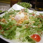 焼鳥ダイニング鈴木 - ３５００円コースの　サラダ　レタスや水菜が主体です。♪　温玉もGOOD