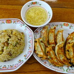 Gyouzanooushou - 餃子２皿と炒飯
