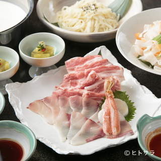 With `` shabu shabu'' where you can enjoy two flavors, you can safely enjoy a large group of people dining together.