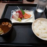 江戸の町 英 - 刺身+ご飯+みそ汁　560円