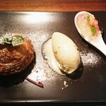 ビストロ　アギャット - ラ・フランスとアーモンドクリームの温かいパイ仕立て  ビスタチオのグラス