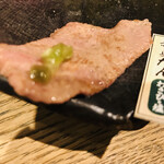 Yakiniku Horumon Ryuunosu - 【赤身タン】
                        おススメは、ワサビ•塩で。
                        