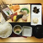 Marutomo Suisan Sengyo Ichiba - 刺身定食です。（2019.12 byジプシーくん）