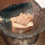 和み家 - つき出しは、胡麻豆腐に穴子が乗ったもの。