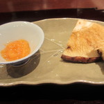 北新地 弧柳 - 旬菜：海鼠の卵巣、能勢の厚木椎茸の炭火焼