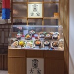 韓食 古家 - [外観] お店 入り口横 看板 & お料理ショーケース 全景♪Ｗ