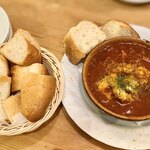 じじばば木馬亭 - すじのチリソース煮込み (バケット付き)