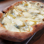 cafe 旭荘 - ゴルゴンゾーラとりんごのピザ1100円税込