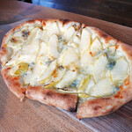 cafe 旭荘 - ゴルゴンゾーラとりんごのピザ1100円税込