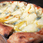 cafe 旭荘 - ゴルゴンゾーラとりんごのピザ1100円税込