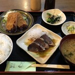 樹の下で - カツオタタキとハムカツ定食