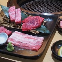 近江うし焼肉 にくTATSU 銀座店 - ●塩もの ・上タン塩 ・極上ステーキ ・本日の赤身 ・火の本豚の焼きしゃぶ