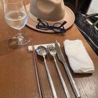 THE FUNATSUYA - お冷や、おしぼり、テーブルセット
                    帽子はこないだ買った寅さんハット(笑)
                    中々オサレでしょう(^-^)