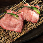 焼肉 縁むすび - ネギ挟みタン塩