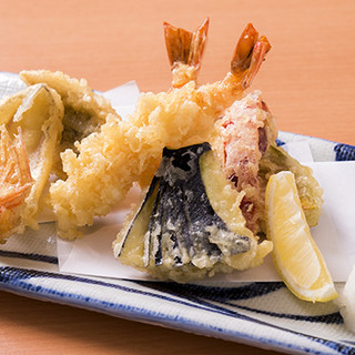 職人が揚げる天ぷらのほか、鯛のかぶと煮などの一品料理も充実