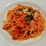 Torattoria Ajiago - たっぷりの粉チーズがとろける熱々パスタ、ベーコンと玉葱のピリッと辛いトマトソース