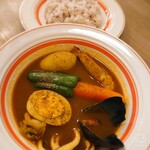 スープカレー ラマスパイス - シーフード￥1150。ご飯は赤米が混ざって味わい良い！