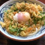 丸亀製麺 - かけうどん大にネギ、天かすをたっぷり。真ん中に半熟たまごをドボン！