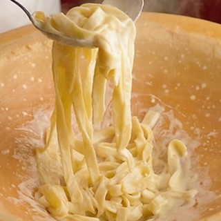 Parmesan spaghetti prepared on the spot