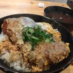 かつ丼 吉兵衛 - ・玉子とじかつ丼[背ロース＋並盛]＋赤だし