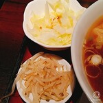 春秋亭 - 海老ワンタン麺セット　サラダ、モヤシナムルつき