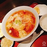 春秋亭 - 海老ワンタン麺セット　全容　小ライスつきに白旗です