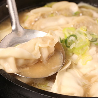 Piping-hot ``cooked Gyoza / Dumpling'' simmered in pork bone soup