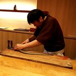 天ぷら たけうち - 鰻を捌く