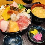 魚盛 - 魚盛海鮮丼のエビが新鮮！