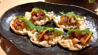 Itamaebaru - サーモンとブリの米煎餅ブルスケッタのせ