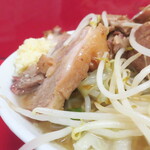 ラーメン二郎 - 豚の厚み