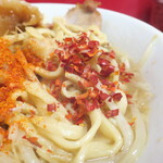 ラーメン二郎 - 粗挽き唐辛子投下～♪