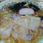 栄屋分店 - 透き通った、深い味わいのスープ