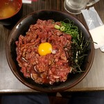 精肉・卸の肉バルSanoso - 炭火焼き炙りユッケ丼(肉増増280g)