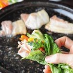 Kawadaryuu Shin Oosaka - 讃岐七星ポークのバラ肉を焼いて、包み野菜と一緒に！新鮮野菜はコースで食べ放題となってます♪