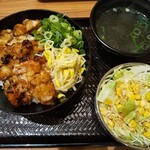 Karubi don to sunn tofu sennmonn tenn kanndonn - 上てっちゃん丼＋サラダ930円（税込）