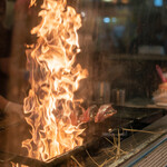 明神丸 - 2019.12 カツオを藁焼きにしています