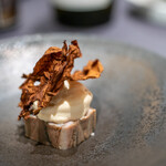 プレゼンテ スギ - 2019.12 落ち葉の中に、、（肝ソースで焼いた秋刀魚のテリーヌ、佐倉ヤマドリタケの窒素ガスムース、トレビスのオーブン焼き）