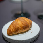 プレゼンテ スギ - 2019.12 発酵し立て焼き立ての自家製クロワッサン 千葉産の食用マテバシイ（どんぐり）の粉をかけて