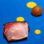 プレゼンテ スギ - 2019.12 鰤と大根（大根の旨味を注入した鰤、皮は高温でソテーしてパリパリに、ブリのアラとフランボワーズビネガーでGVした大根）