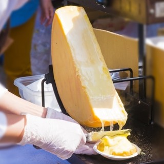 花畑牧場の『ラクレットチーズ』は当店自慢のお肉料理と相性抜群