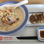 長崎ちゃんぽん リンガーハット - 料理写真:長崎ちゃんぽん=560円 税別
餃子5個=240円 税別