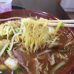 旭山ドライブイン - 麺は細めのストレート麺。野菜もたっぷりです