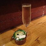 ビストロ シン 2 - お通しと泡