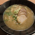 フードコートウイング - とんこつラーメン￥800