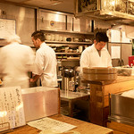 Uoshin - カウンター越しの厨房