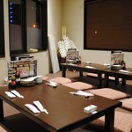 のどぐろ総本店 和倉 - 座敷には4人掛けテーブルが3卓ございます。ご宴会時にこちらをご利用いただければ、座敷入り口には暖簾を垂らせますので個室空間をお作りすることも可能です。